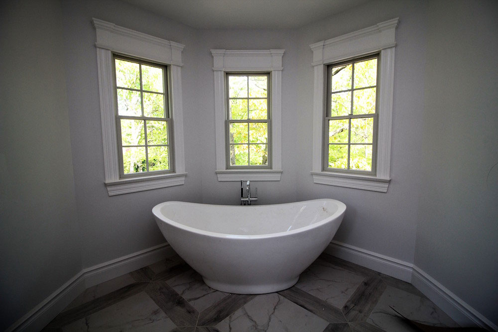 Contemporary-Soaking-Tub-Surrounded-by-Windows