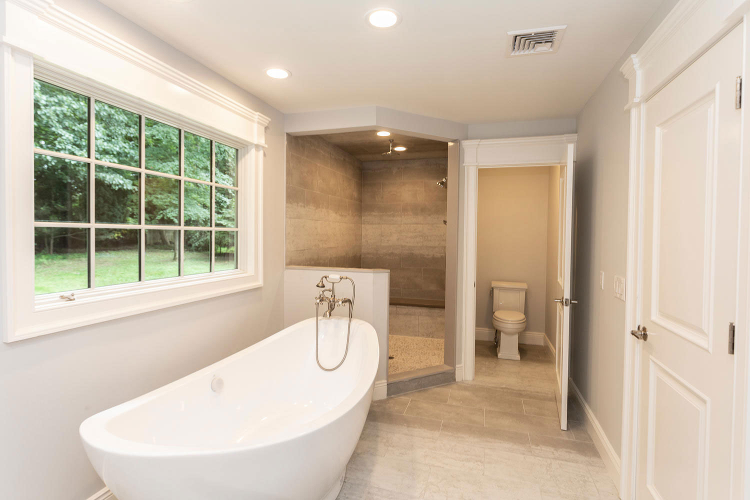 Master-Bath-with-Separate-Soaking-Tub-and-Shower